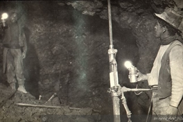 Dos mineros trabajan al interior de la mina con sus jacklegs o perforadoras, ca. 1915