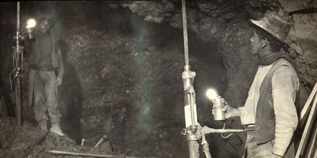 Dos mineros trabajan al interior de la mina con sus jacklegs o perforadoras, ca. 1915