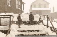 Niños juegan con nieve, Sewell, ca. 1950