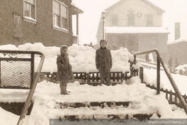 Niños juegan con nieve, Sewell, ca. 1950