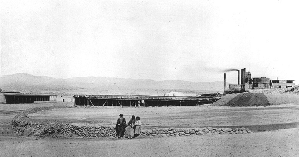 Familia andina en salitrera del cantón Huara, ca. 1910