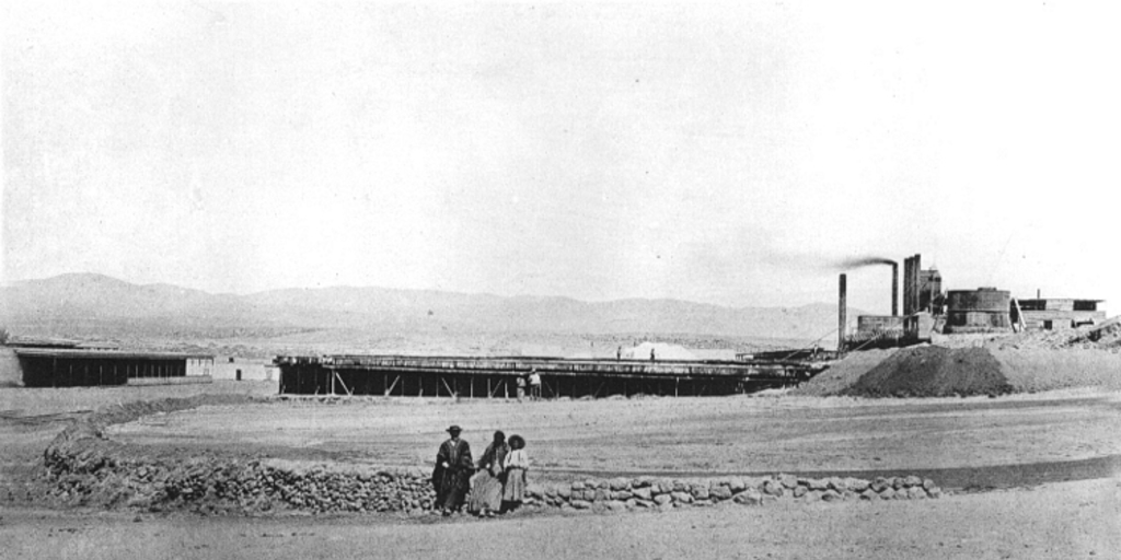 Familia andina en salitrera del cantón Huara, ca. 1910