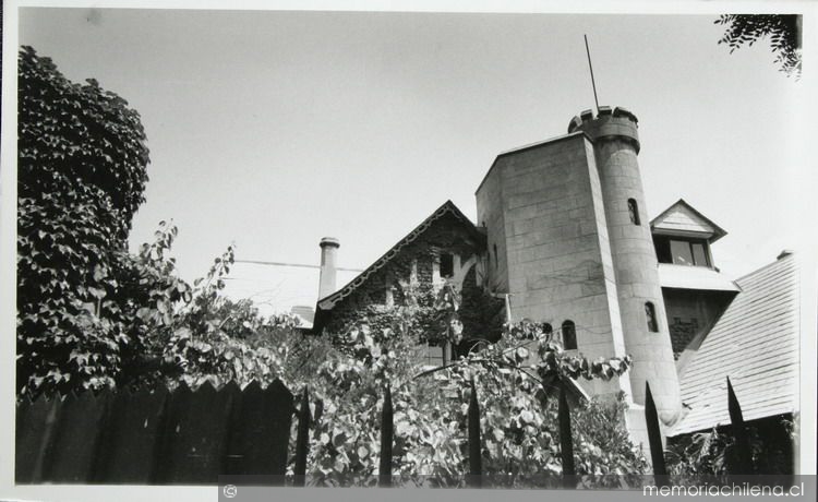 Frontis del edificio del Comité de Cooperación para la Paz en Chile, Calle Santa Mónica