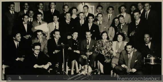 Miembros del Club de Jazz de Santiago, cuando funcionaba en calle Merced,  1953 - Memoria Chilena, Biblioteca Nacional de Chile