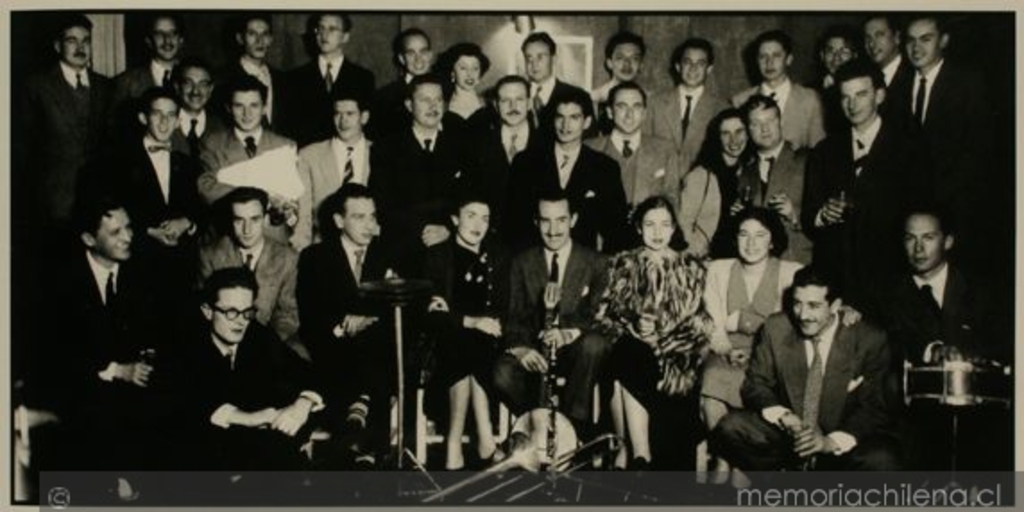 Miembros del Club de Jazz de Santiago, cuando funcionaba en calle Merced, 1953