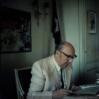 Pablo Neruda, embajador de Chile en Francia en su oficina de París, 1971