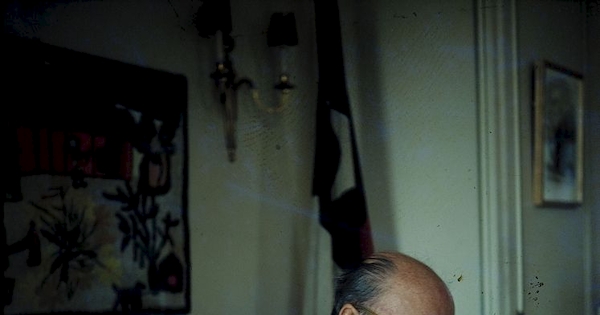 Pablo Neruda, embajador de Chile en Francia en su oficina de París, 1971