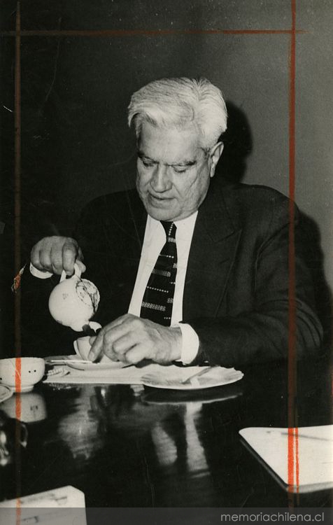 Manuel Rojas tomando té