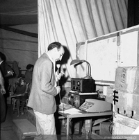 Patricio Bunster en los preparativos de una presentación del Ballet Nacional, 1961