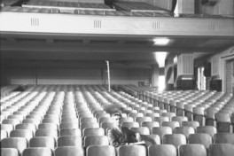 Ernst Uthoff en un teatro vacío, a mediados de los 60