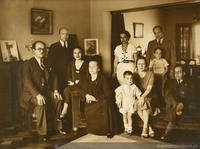 Grupo familiar integrado por abuelos, padres, hijos y nietos, entre 1920 y 1940