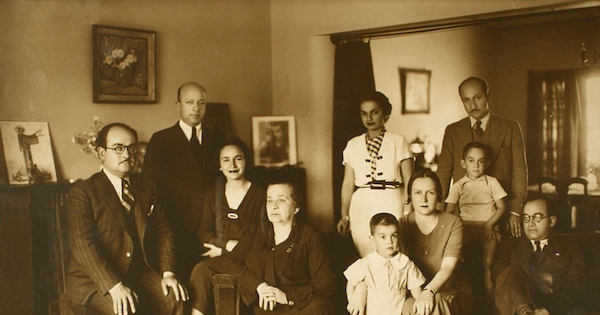 Grupo familiar integrado por abuelos, padres, hijos y nietos, entre 1920 y 1940