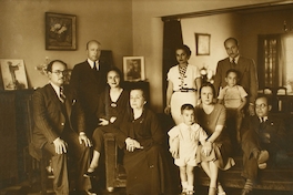 Grupo familiar integrado por abuelos, padres, hijos y nietos, entre 1920 y 1940
