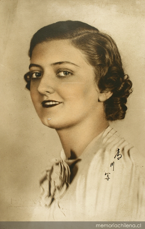 Jovencita de pelo ondulado ojos claros y boca pintada posando de lado, 1925