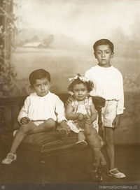 Dos niños y una niña: hermanos, 1925