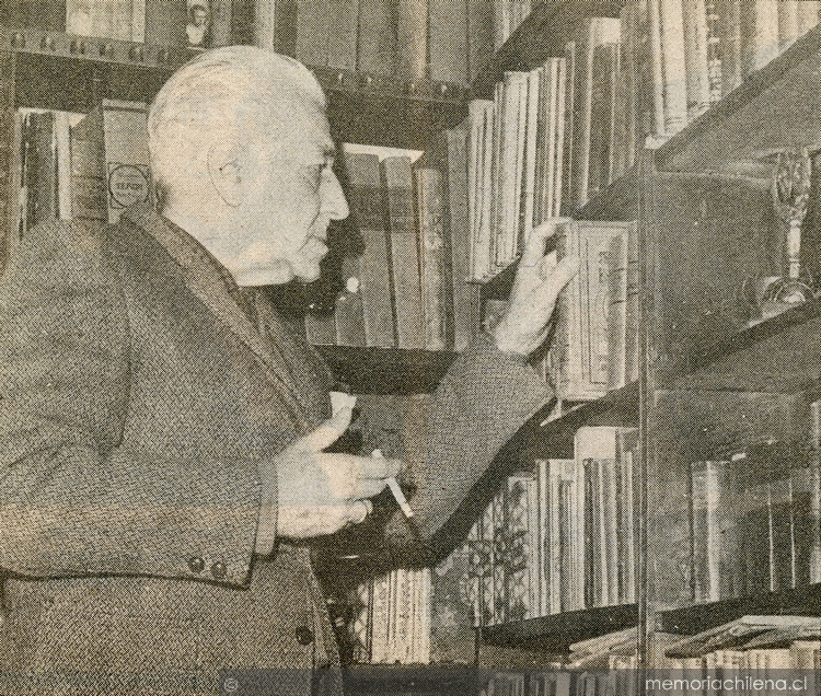 Pedro Sienna en su biblioteca