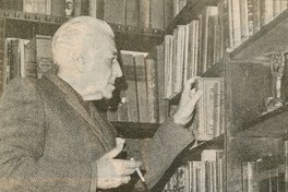 Pedro Sienna en su biblioteca