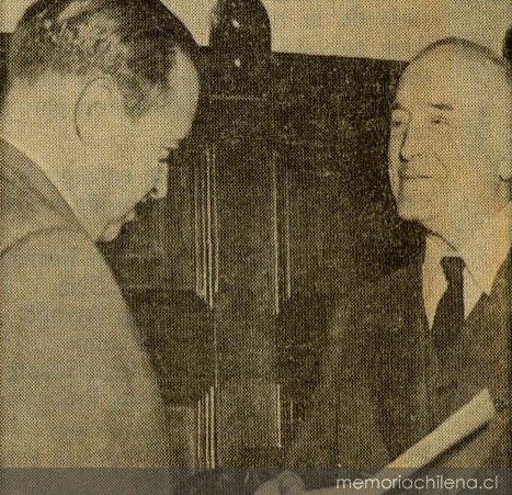 Alfonso Leng al momento de recibir el premio nacional