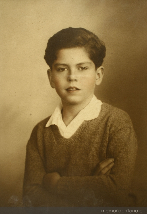 Niño posando con los brazos cruzados a la altura del pecho, entre 1928 y 1930