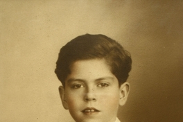 Niño posando con los brazos cruzados a la altura del pecho, entre 1928 y 1930