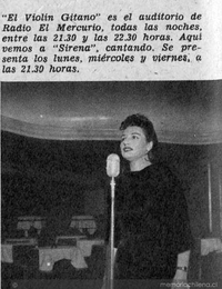 El Violín Gitano es el auditorio radial de radio El Mercurio, todas las noches, entre las 21:30 y las 22:30 horas. Aquí vemos a Sirena cantando. Se presenta los lunes, miércoles y viernes, a las 21:30 hrs.