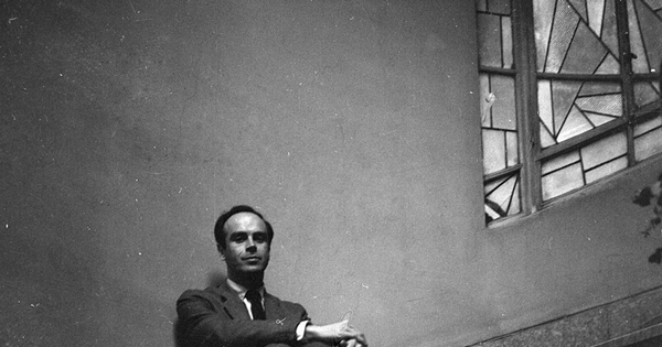 Luis Alberto Heiremans sentado en una escalera