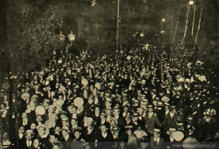 Año Nuevo en la Plaza de Armas de Santiago, medianoche del 31 de diciembre de 1908
