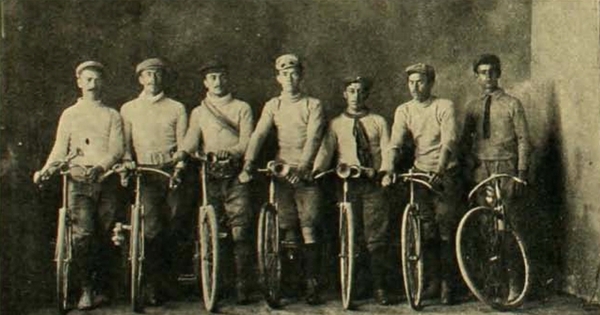 Pedaleando: Socios del Club Ciclista de Valparaíso, revista Zig-Zag, 1909