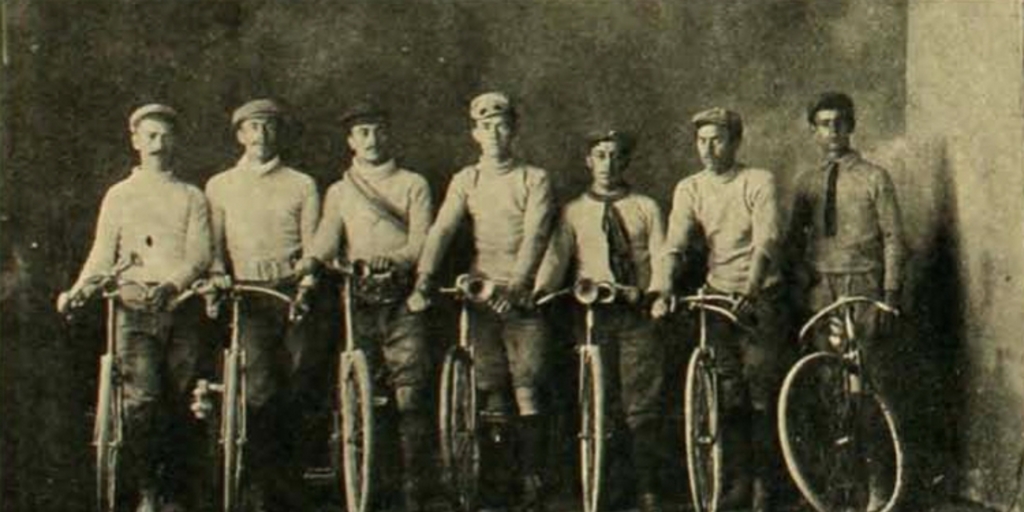 Pedaleando: Socios del Club Ciclista de Valparaíso, revista Zig-Zag, 1909