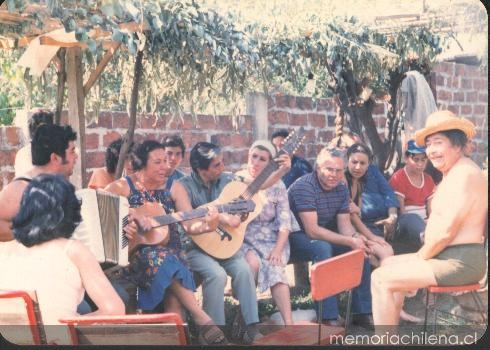 Rolando Cárdenas en la casa de Hernán Sánchez, La Reina, 1982