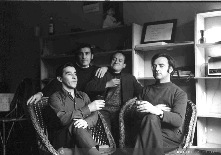 Rolando Cárdenas junto a Samuel "Chamelo" Donoso y Jorge Teillier, Santiago, 1968