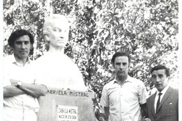 Rolando Cárdenas junto a Jorge Aravena, y Jorge Teillier visitando el monumento a Gabriela Mistral en Montegrande