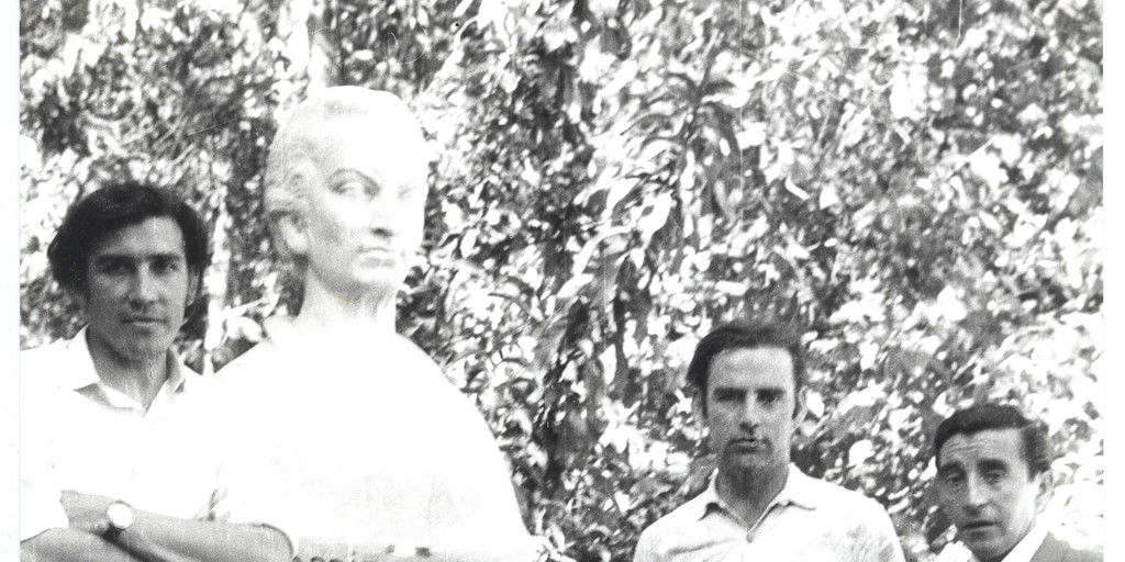 Rolando Cárdenas junto a Jorge Aravena, y Jorge Teillier visitando el monumento a Gabriela Mistral en Montegrande