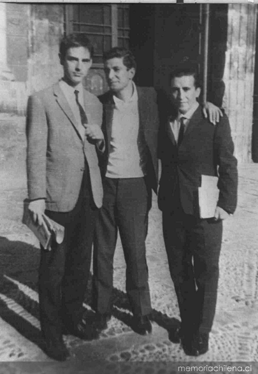 Rolando Cárdenas junto a Jorge Teillier y Hugo Díaz, Cerro Sta. Lucía, Santiago, 1964