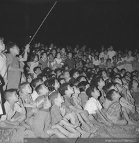 Carpa Ituch - Rejects. Niños mirando la función, 1960