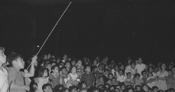 Carpa Ituch - Rejects. Niños mirando la función, 1960