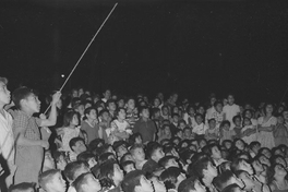 Carpa Ituch - Rejects. Niños mirando la función, 1960