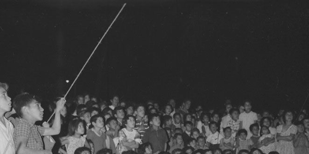 Carpa Ituch - Rejects. Niños mirando la función, 1960