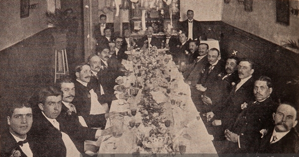 Comida ofrecida al Sr. Froilán Carrizo con motivo de su cumpleaños por los empleados de la Sociedad Imprenta y Litografía Universo, 1911