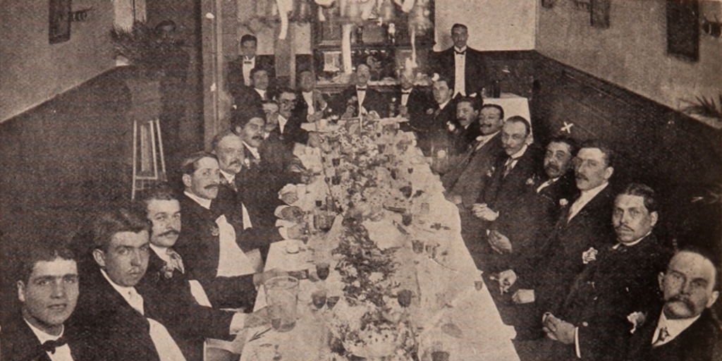 Comida ofrecida al Sr. Froilán Carrizo con motivo de su cumpleaños por los empleados de la Sociedad Imprenta y Litografía Universo, 1911