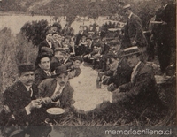 Almuerzo durante excursión campestre de los miembros de la colonia italiana de Concepción, 1911