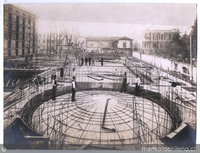 Biblioteca Nacional en construcción, se divisa el cielo, techumbres y trabajadores