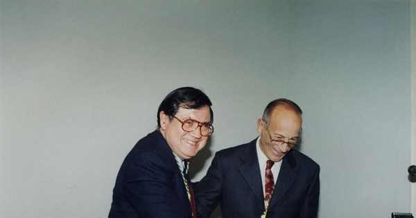Fidel Sepúlveda junto a Ernesto Livacic, recibiendo el Premio a la Mejor Creación Literaria otorgado por la Academia Chilena de la Lengua, 1990