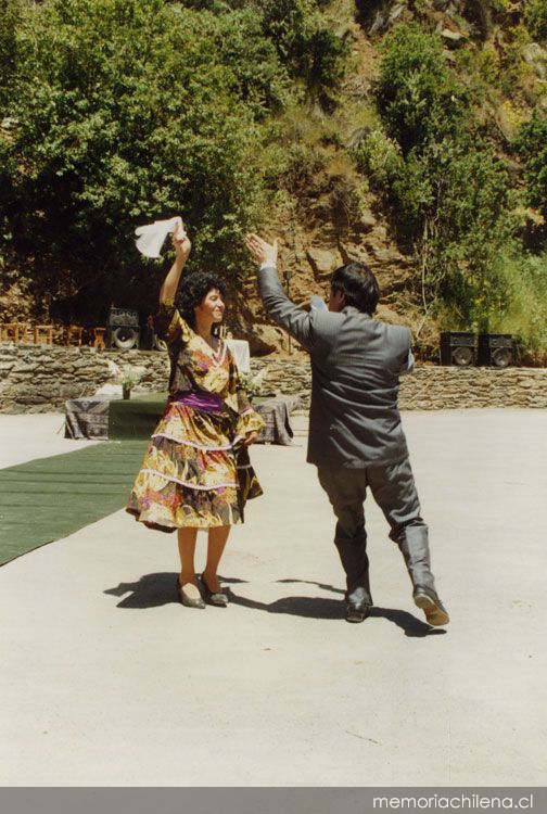 Fidel Sepúlveda bailando cueca durante la ceremonia en que se le declaró Hijo Ilustre de Cobquecura, 1993