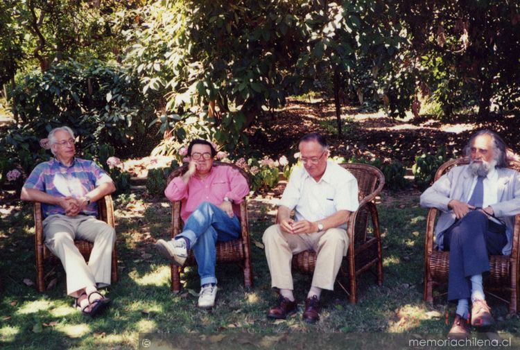 Los profesores del Instituto de Estética, Radoslav Ivelic, Fidel Sepúlveda, Jaime Blume y Gastón Soublette en la casa quinta de este último en Limache, ca. 1990