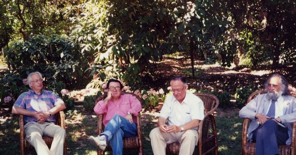 Los profesores del Instituto de Estética, Radoslav Ivelic, Fidel Sepúlveda, Jaime Blume y Gastón Soublette en la casa quinta de este último en Limache, ca. 1990