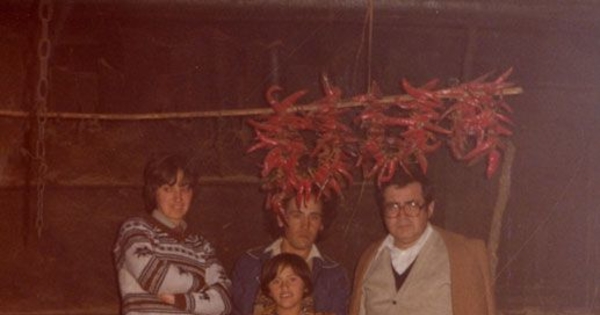 Fidel Sepúlveda en su casa natal de San José de Cobquecura, junto a su esposa Soledad Manterola y sus tías paternas, 1983