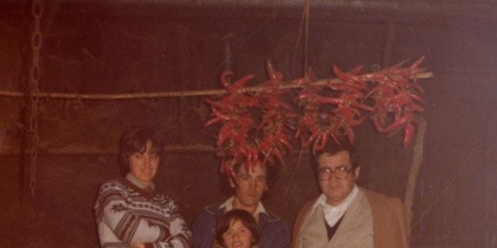 Fidel Sepúlveda en su casa natal de San José de Cobquecura, junto a su esposa Soledad Manterola y sus tías paternas, 1983