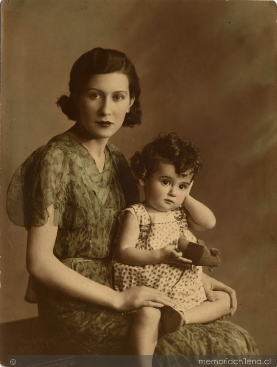 Mujer con su hija en brazos, entre 1928 y 1930