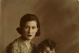 Mujer con su hija en brazos, entre 1928 y 1930
